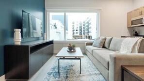 Smart TV - Landing at Hagert and York - Studio in East Ken... (Philadelphia)