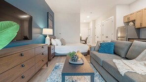 مكتب ومكواة/لوح كي وواي فاي وملاءات أسرّة