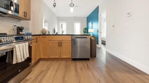 Réfrigérateur, tables à manger