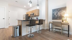 冷蔵庫、ダイニングテーブル