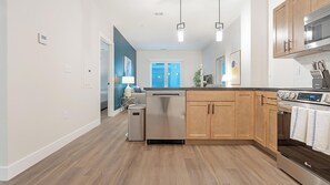 冷蔵庫、ダイニングテーブル