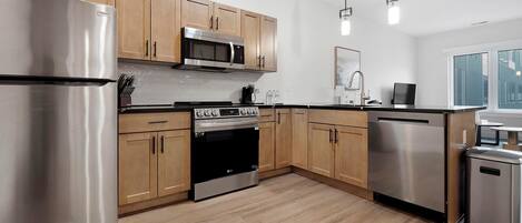 Réfrigérateur, table de salle à manger