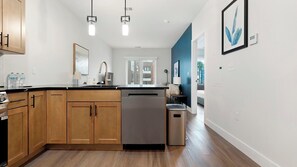 冷蔵庫、ダイニングテーブル