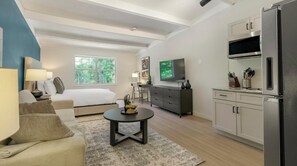 Desk, iron/ironing board, WiFi, bed sheets