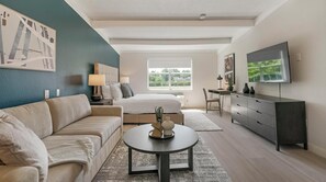 مكتب ومكواة/لوح كي وواي فاي وملاءات أسرّة