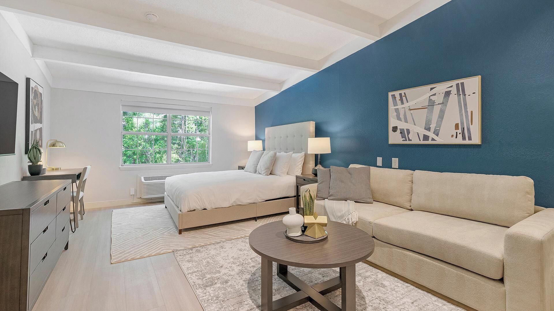 Bureau, fer et planche à repasser, Wi-Fi, draps fournis