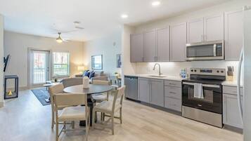 Kühlschrank, Esstisch