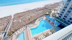 Un resort con piscina, acceso a la playa y vistas al océano.
