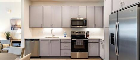 Réfrigérateur, tables à manger