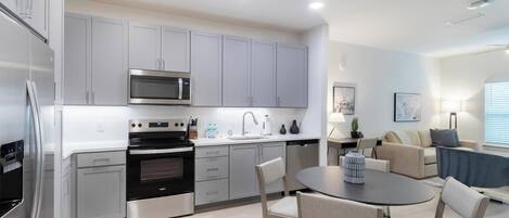 ثلاجة، مائدة طعام