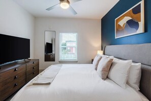 1 slaapkamer, een bureau, een strijkplank/strijkijzer, wifi