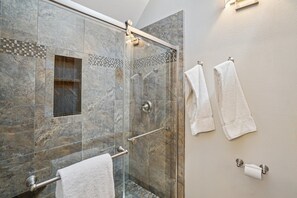 Dusche, Haartrockner, Handtücher