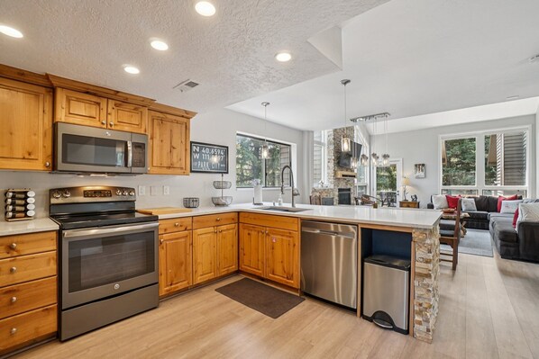 Kühlschrank, Mikrowelle, Ofen, Herdplatte