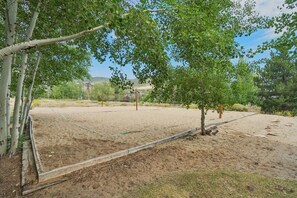Property grounds - Spacious 4BR/4BA Townhome in Redpine (Park City)