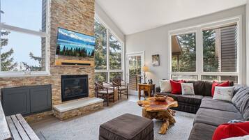 Smart TV, fireplace