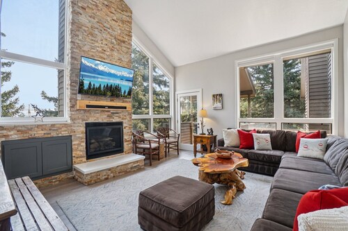 Spacious 4BR/4BA Townhome in Redpine