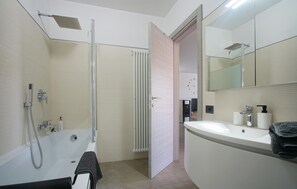 Shower, hair dryer - 3 bedroom cozy home in Imperia (Imperia)