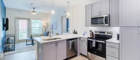 Réfrigérateur, tables à manger