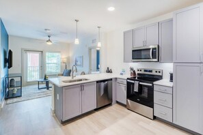 Jääkaappi, ruokailupöytä