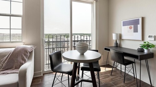 Landing at Carson Street Towers - Studio in Dow...