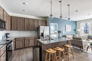 Jääkaappi, ruokailupöytä