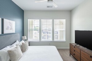 1 dormitorio, escritorio, tabla de planchar con plancha y wifi