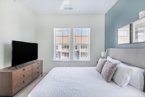 2 bedrooms, desk, iron/ironing board, WiFi