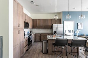 Frigorífico y mesa de comedor