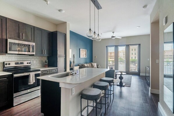 Refrigerador y comedor 