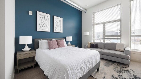 مكتب ومكواة/لوح كي وواي فاي وملاءات أسرّة