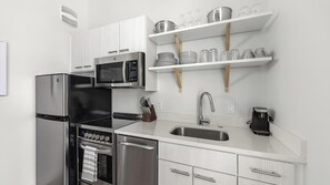 ثلاجة، مائدة طعام