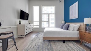 Työpöytä, silitysrauta/-lauta, Wi-Fi, vuodevaatteet