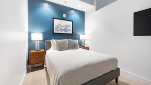 Escritorio, tabla de planchar con plancha, wifi y ropa de cama 