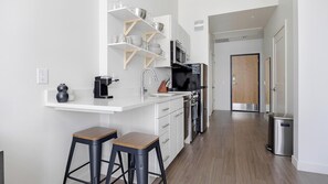 Réfrigérateur, table de salle à manger