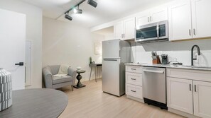 冷蔵庫、ダイニングテーブル