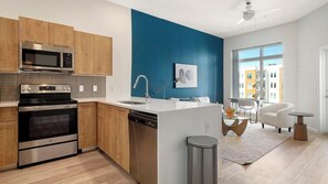 Réfrigérateur, tables à manger