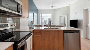 Geladeira, mesas de jantar