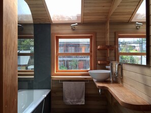 Comfort Apartment, Balcony, Partial Ocean View | Bathroom | Combined shower/tub, hair dryer, towels, soap - Palafito Azul Apart Hotel  (Castro)