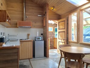 Comfort-Apartment, Balkon, eingeschränkter Meerblick | Eigene Küche