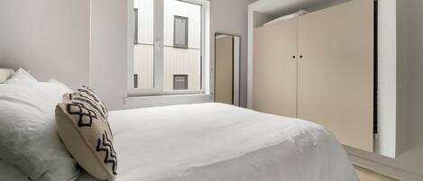 1 bedroom, desk, iron/ironing board, WiFi