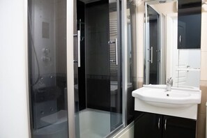 Shower, hair dryer, towels, soap - Pleasant 2-bedroom apartment with AC in charming Bar (Бар)