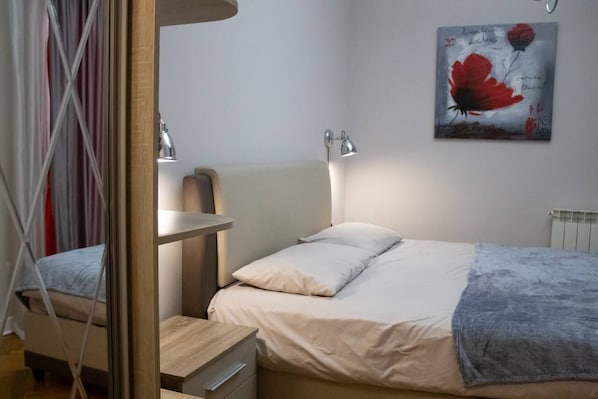 2 bedrooms, iron/ironing board, WiFi, bed sheets