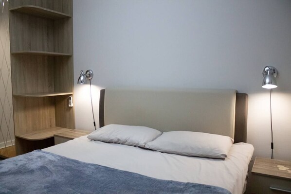 Iron/ironing board, WiFi, bed sheets
