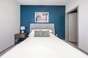 1 dormitorio, escritorio, tabla de planchar con plancha y wifi