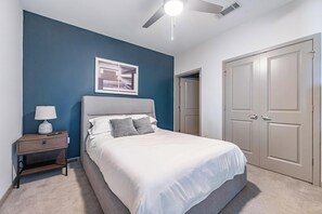 1 habitación, escritorio, tabla de planchar con plancha y wifi 