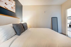 1 habitación, escritorio, tabla de planchar con plancha y wifi
