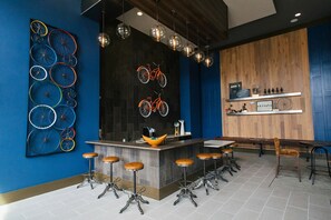 Eine moderne Küche mit einer zentralen Kochinsel, Barhocker und einem an der Wand befestigten Fahrrad.