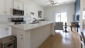 Refrigerador, mesa de comedor