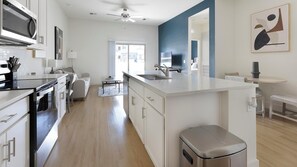 Refrigerador, mesa de comedor