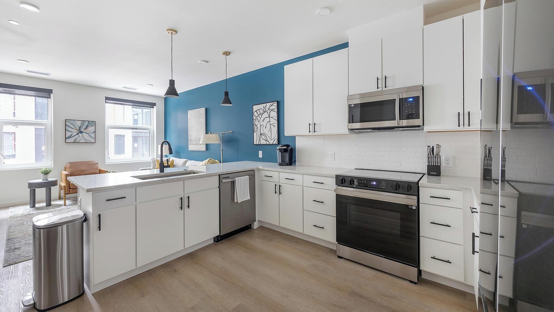 ثلاجة، مائدة طعام